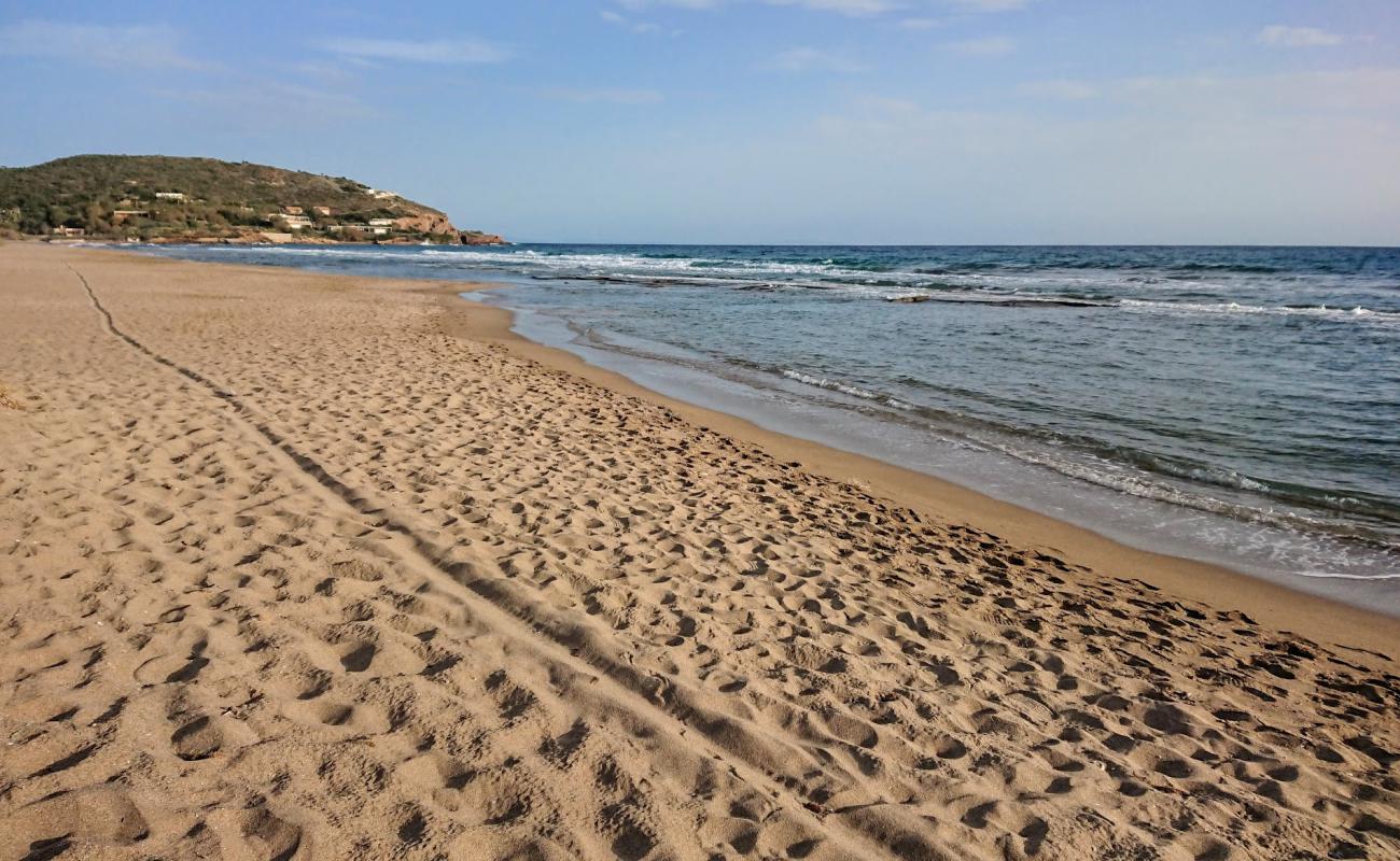 Foto de Legrena Beach con arena brillante superficie