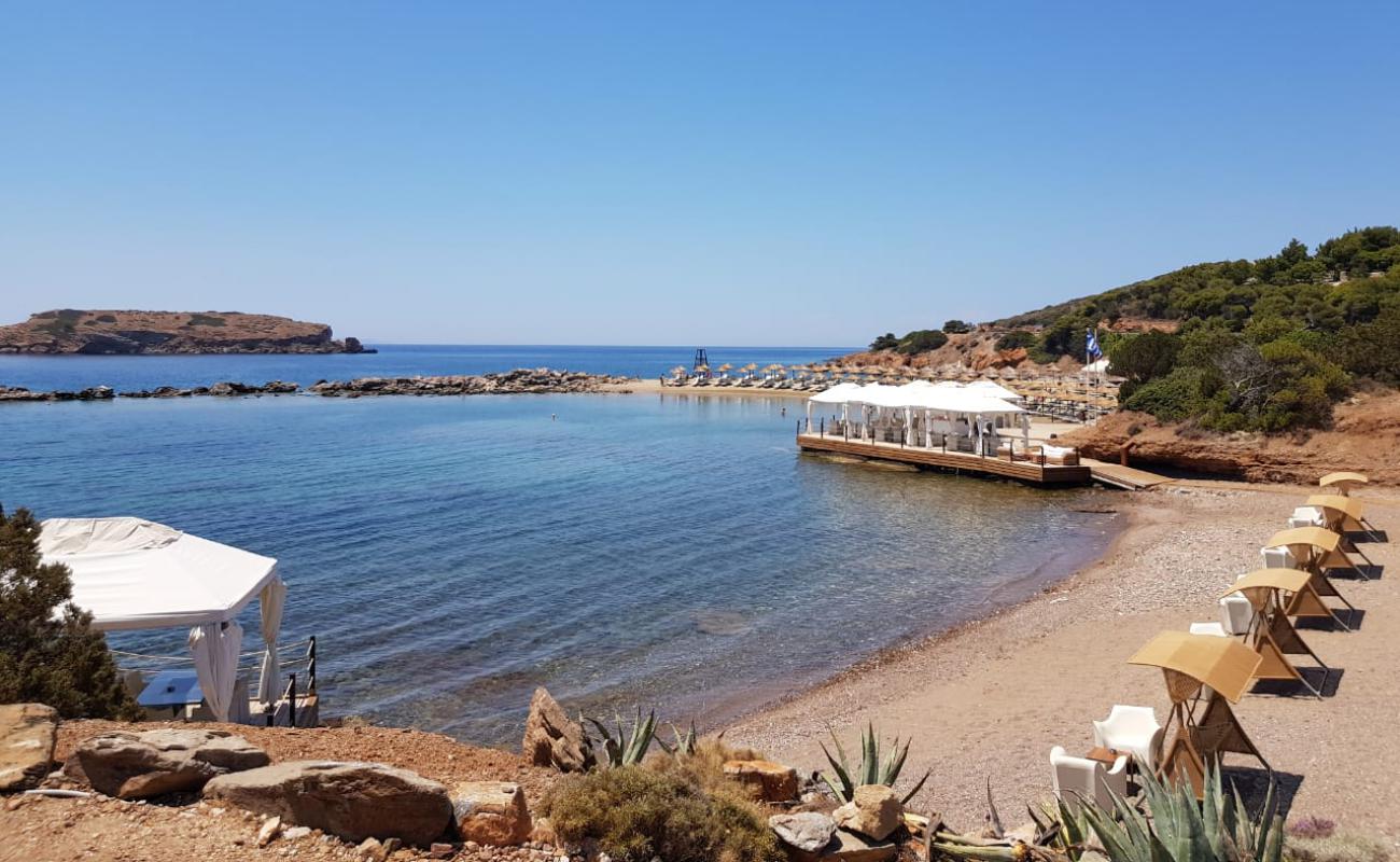 Foto de Cape Sounio con arena oscura superficie