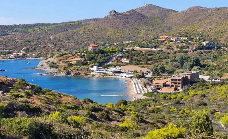 Foto de Paralia Souniou con arena oscura superficie