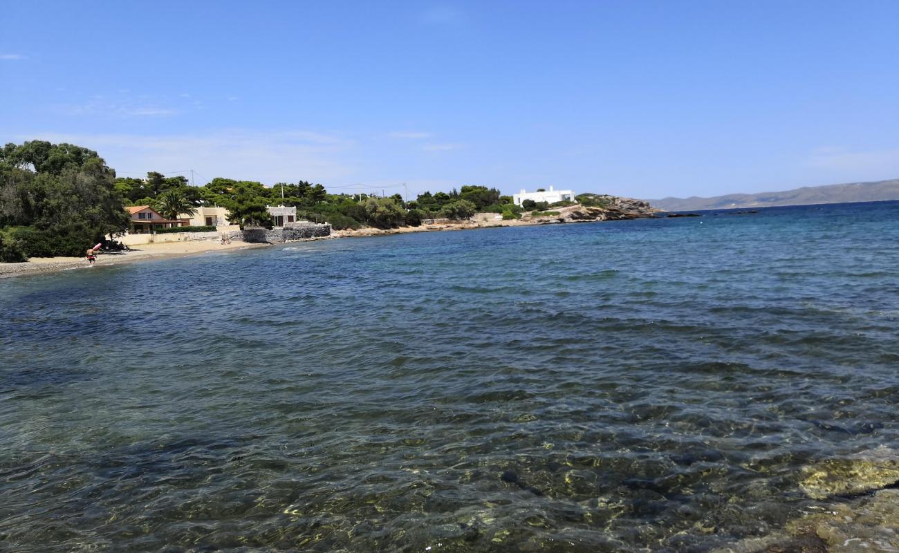 Foto de Kavatza beach con arena/guijarros negro superficie