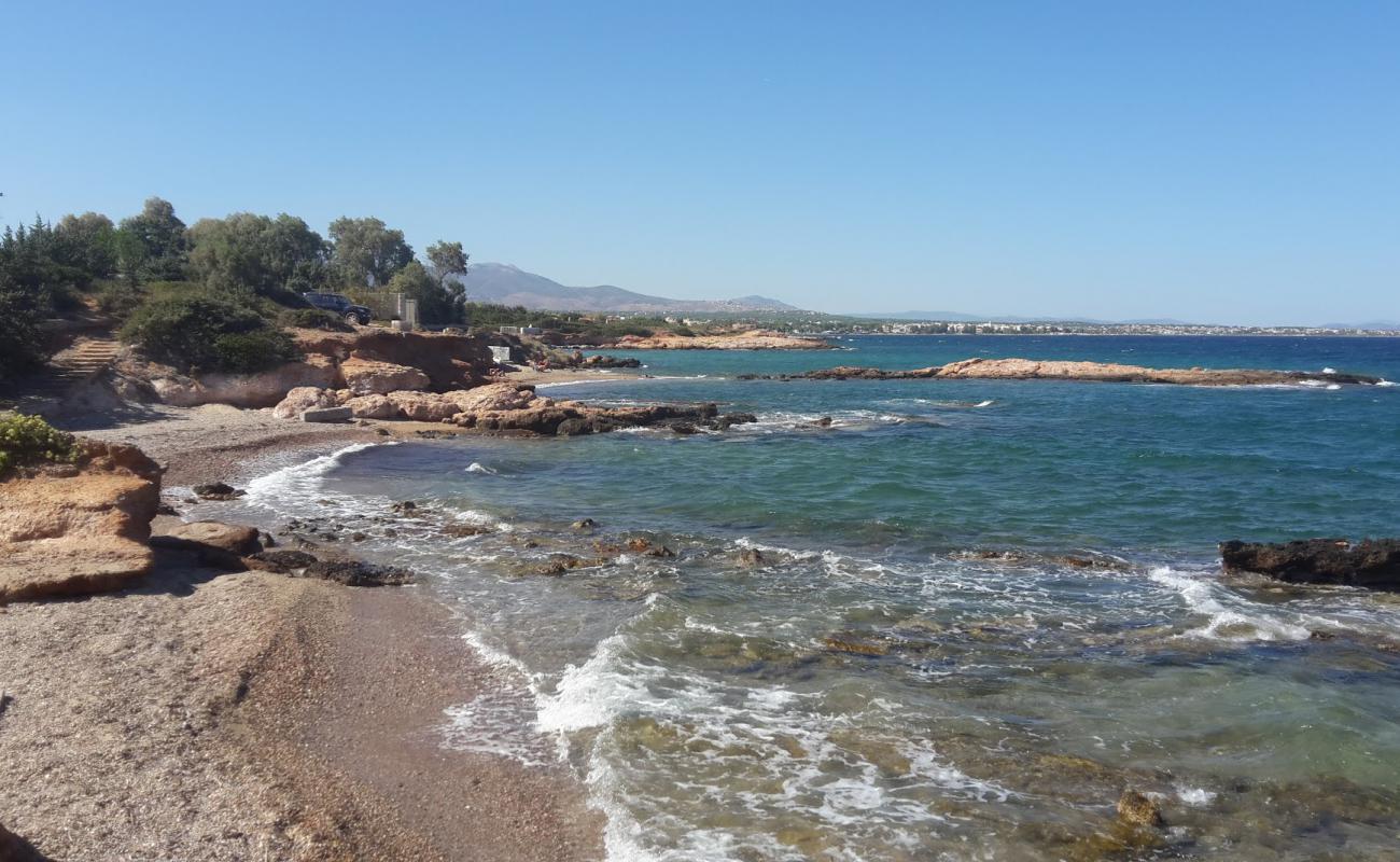 Foto de Panagias Giatrisa II con arena brillante y rocas superficie