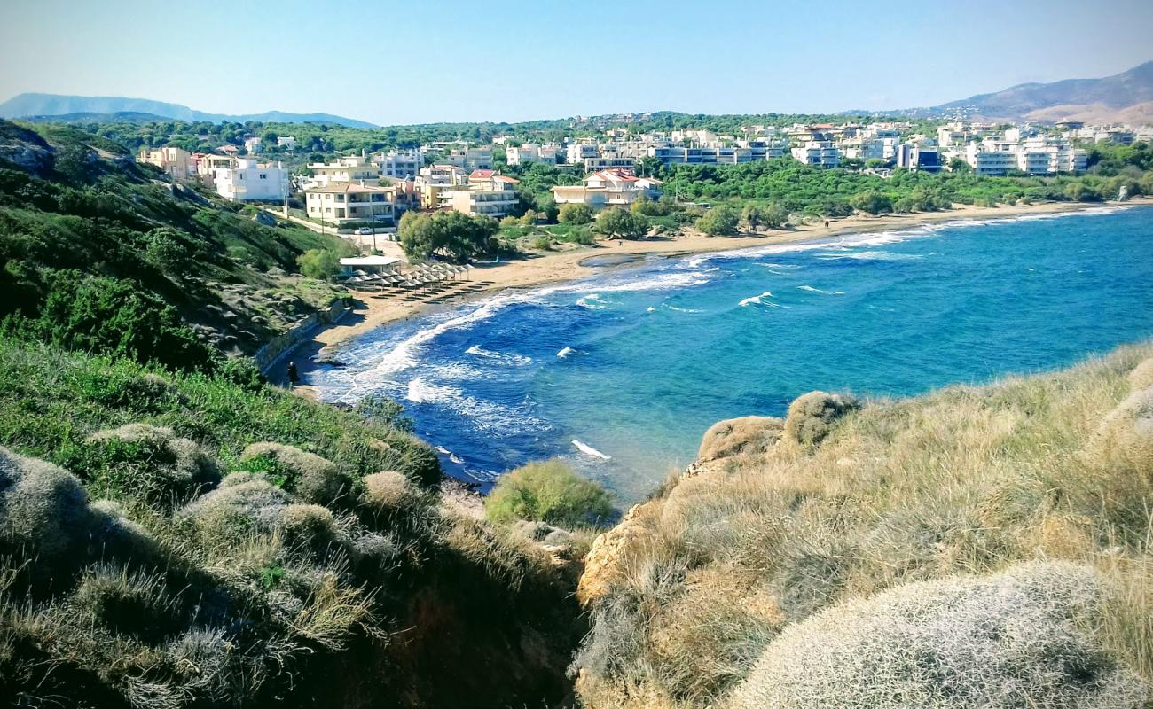 Foto de Marikes Beach con arena brillante y rocas superficie