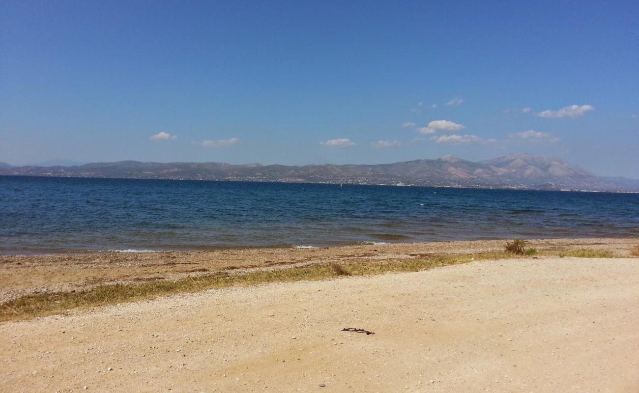 Foto de Paralia Pigadakia con arena/guijarros negro superficie