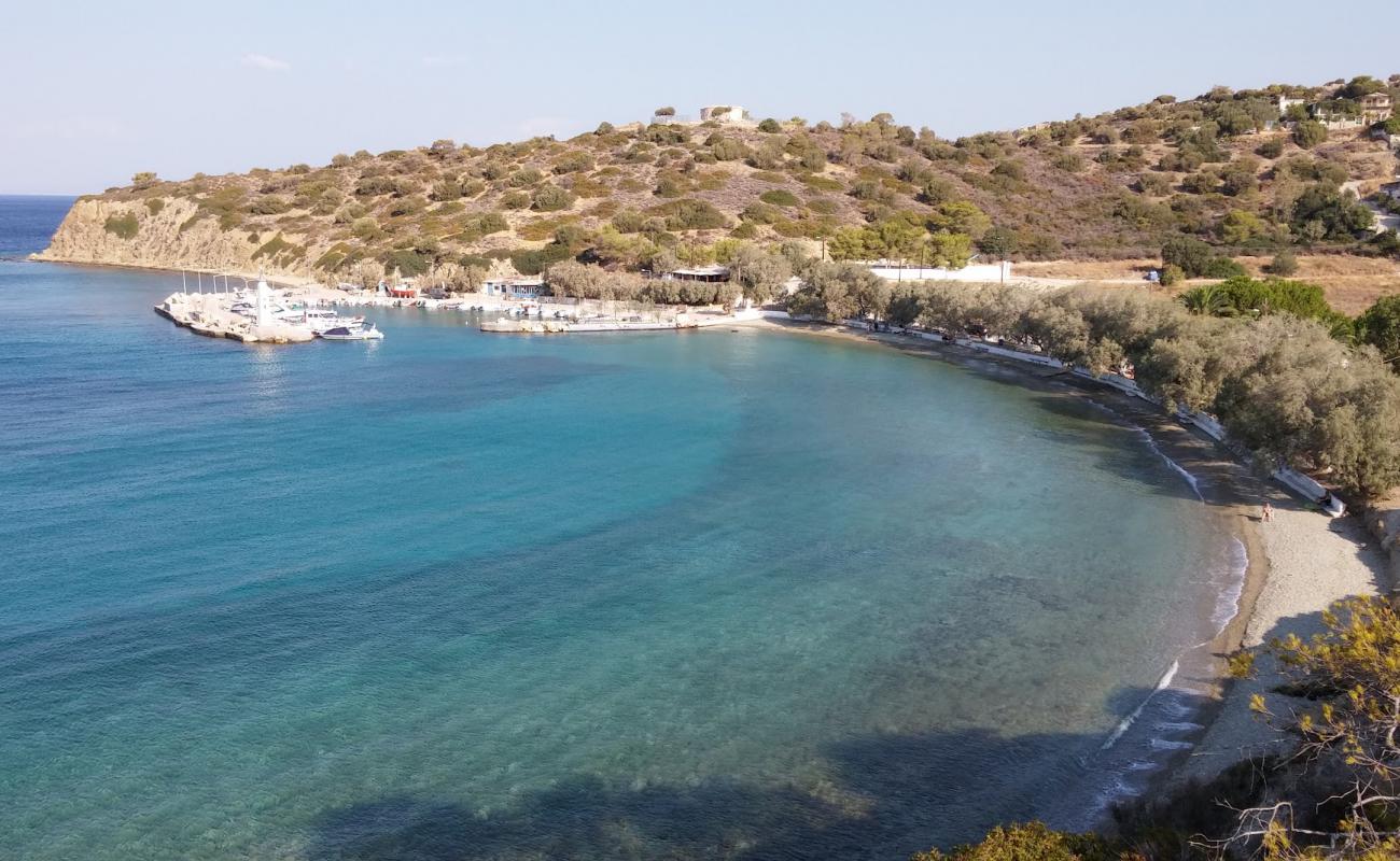 Foto de Patitiri beach con arena/guijarros negro superficie