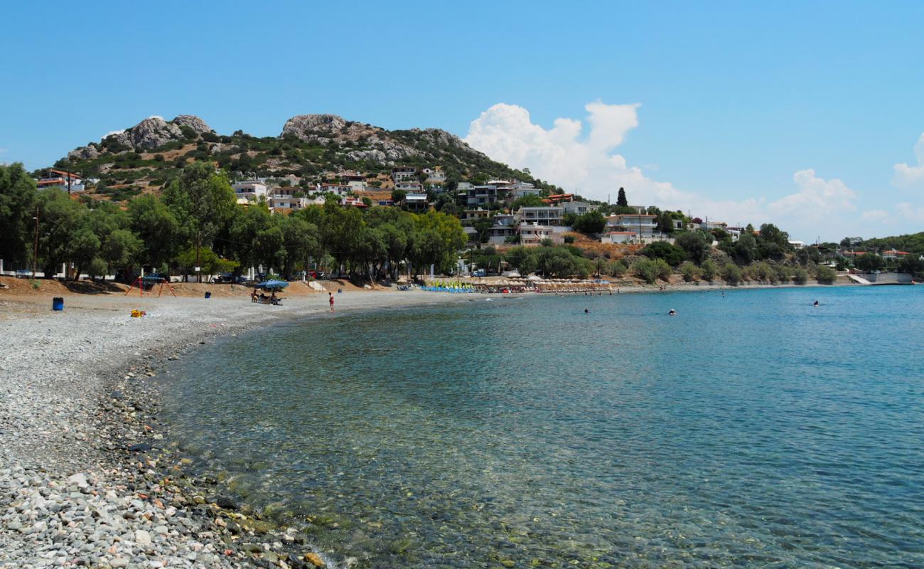 Foto de Paralia Aias con guijarro fino oscuro superficie