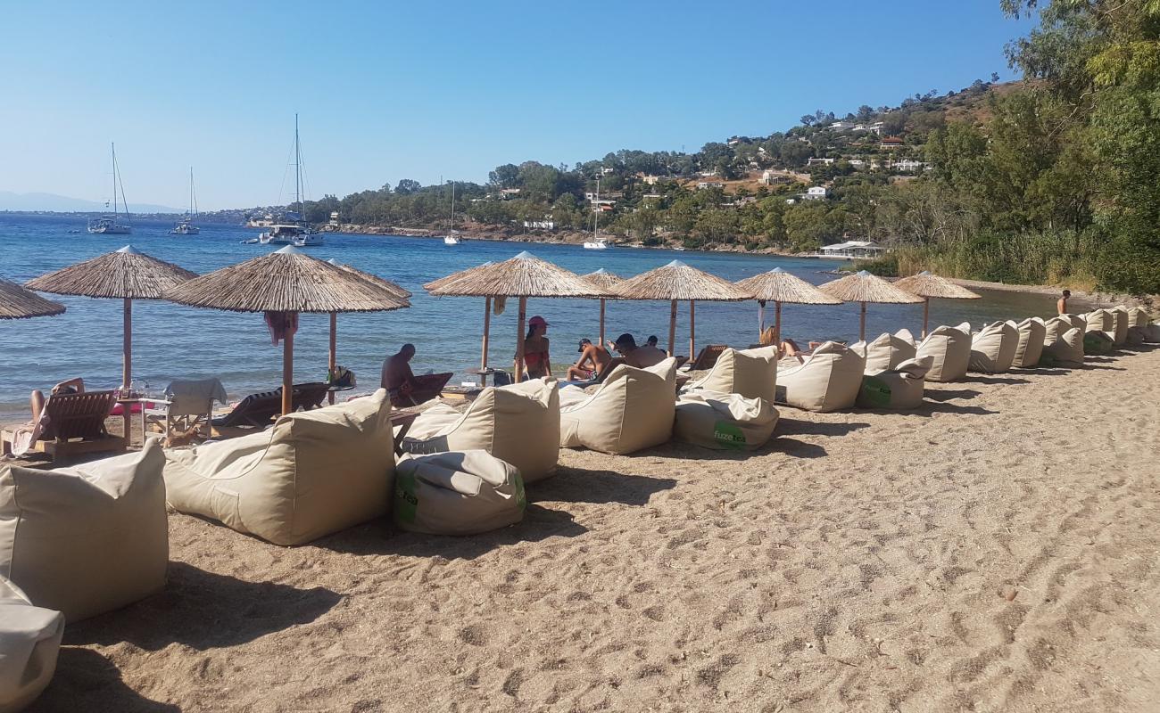 Foto de Paralia Aiginitissa con arena oscura superficie