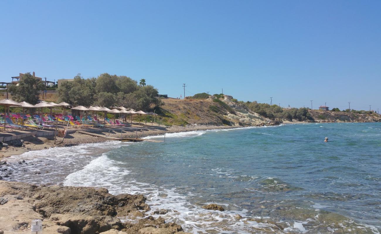 Foto de Kamares beach con arena/piedras marrón superficie