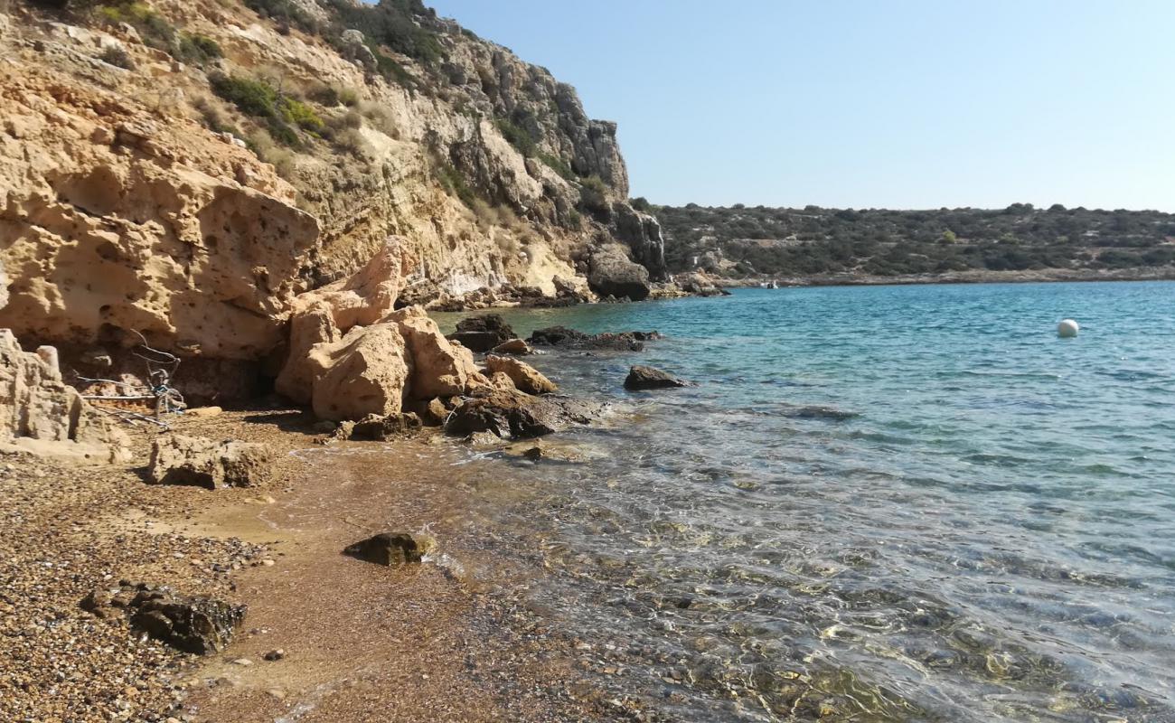 Foto de Paralia Fleves con arena/piedras marrón superficie