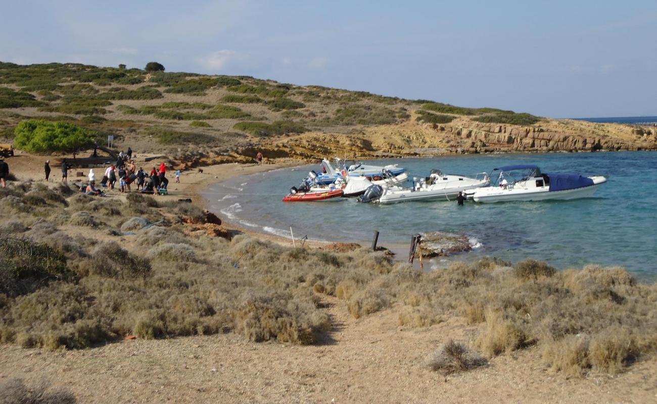 Foto de Paralia Patroklou con arena oscura superficie