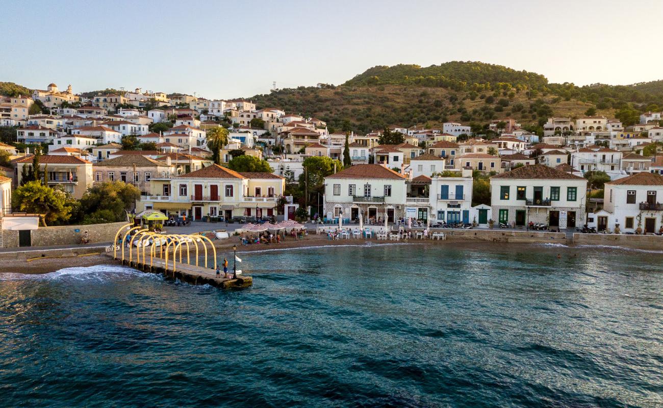 Foto de Paralia Spetses I con guijarro fino oscuro superficie