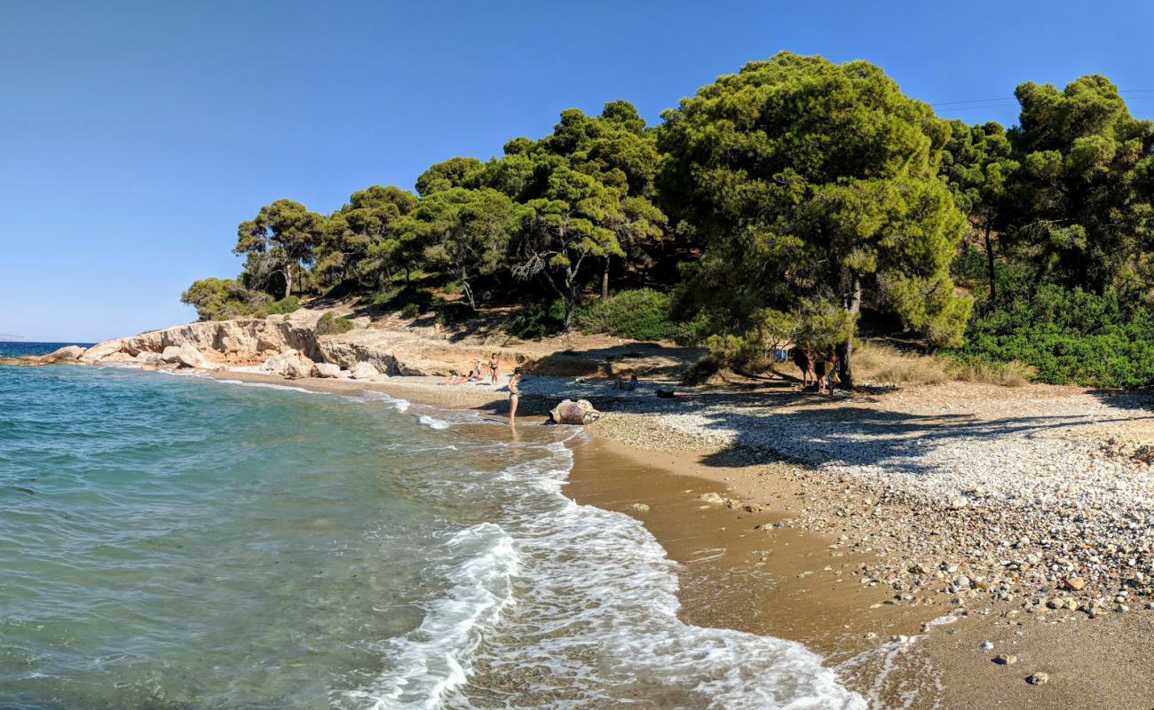 Foto de Ligoneri Beach con arena/guijarros negro superficie