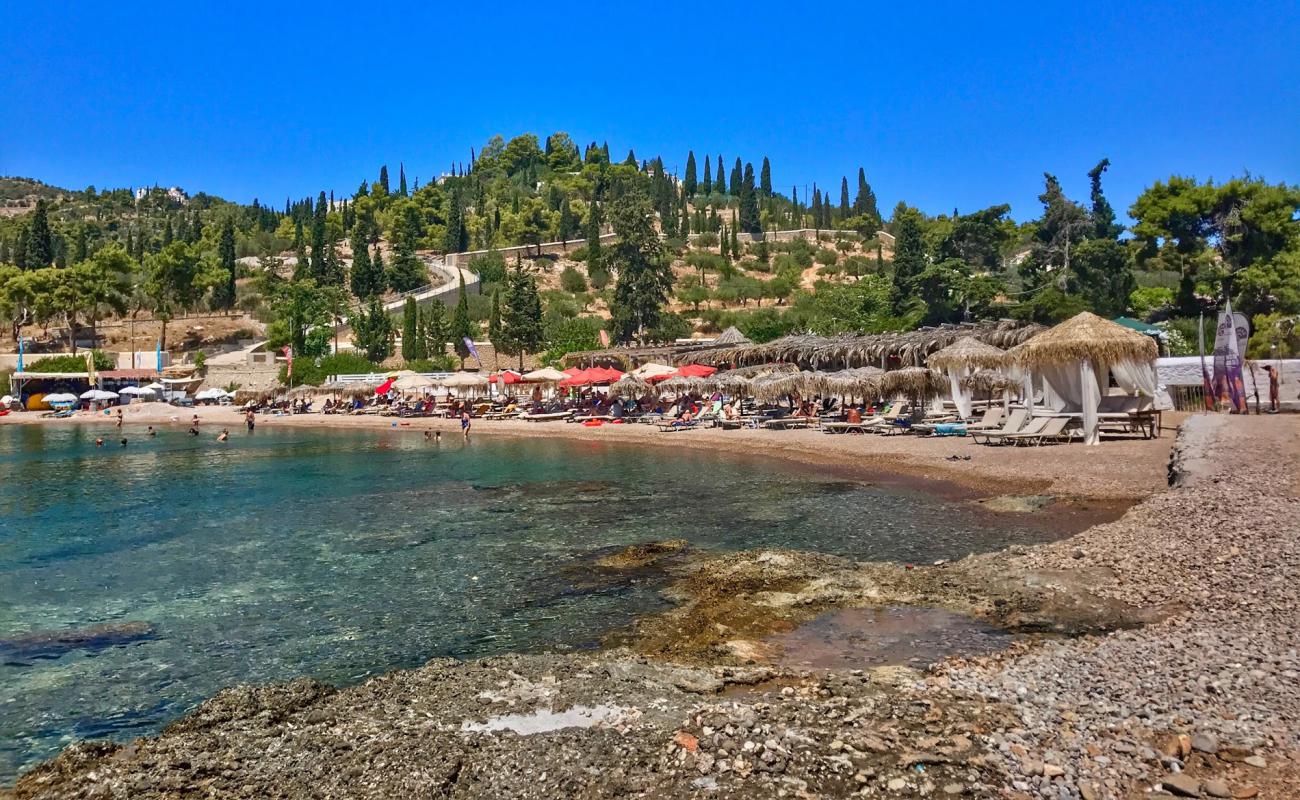 Foto de Paralia Agia Marina con arena fina y guijarros superficie