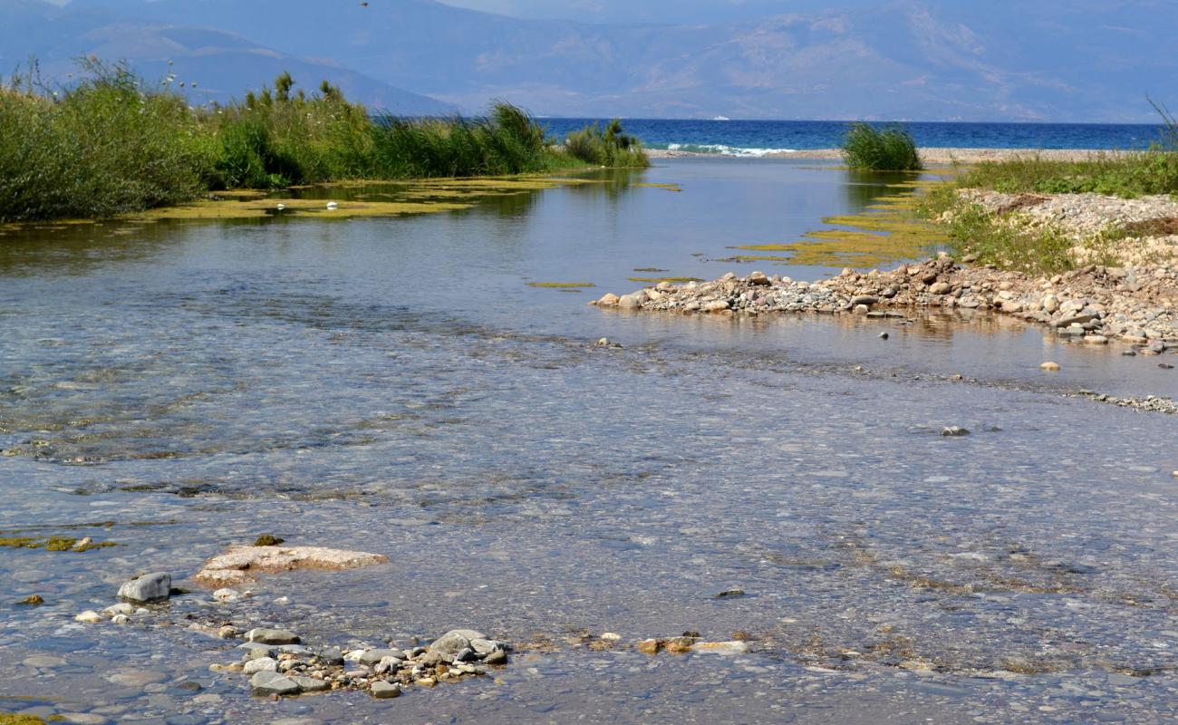 Foto de Paralia Vouraikos con arena gris y guijarros superficie