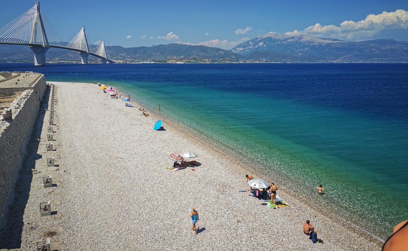 Foto de Paralia Aktaiou II con guijarro oscuro superficie