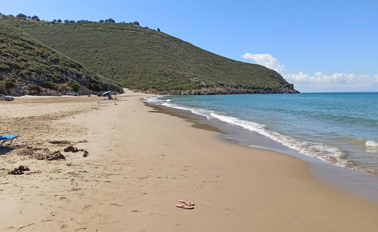 Foto de Gianiskari beach con arena oscura superficie