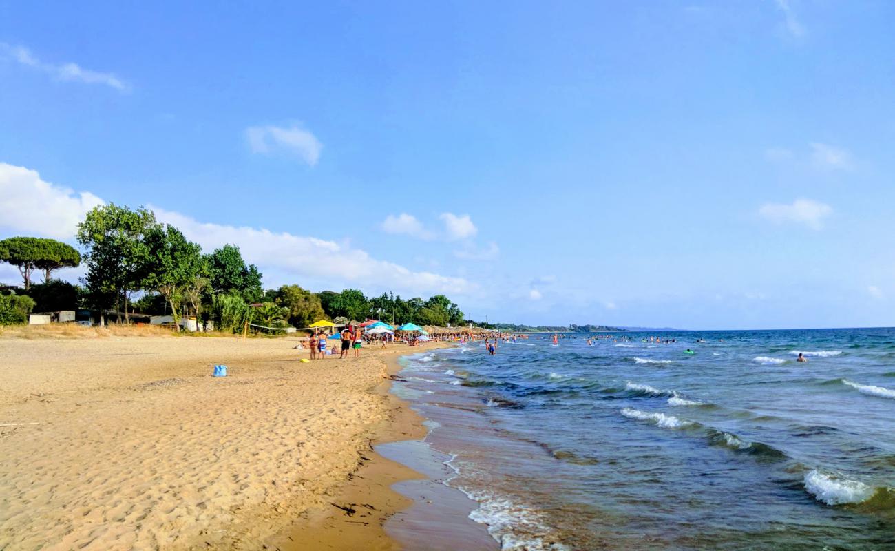 Foto de Paralia Agia Marina con arena brillante superficie