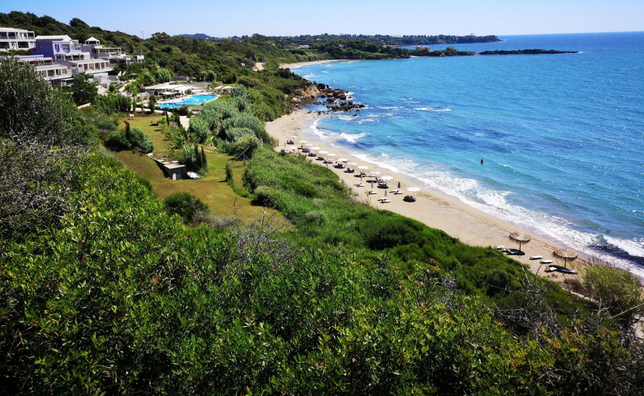 Foto de Pirgos beach con arena oscura superficie