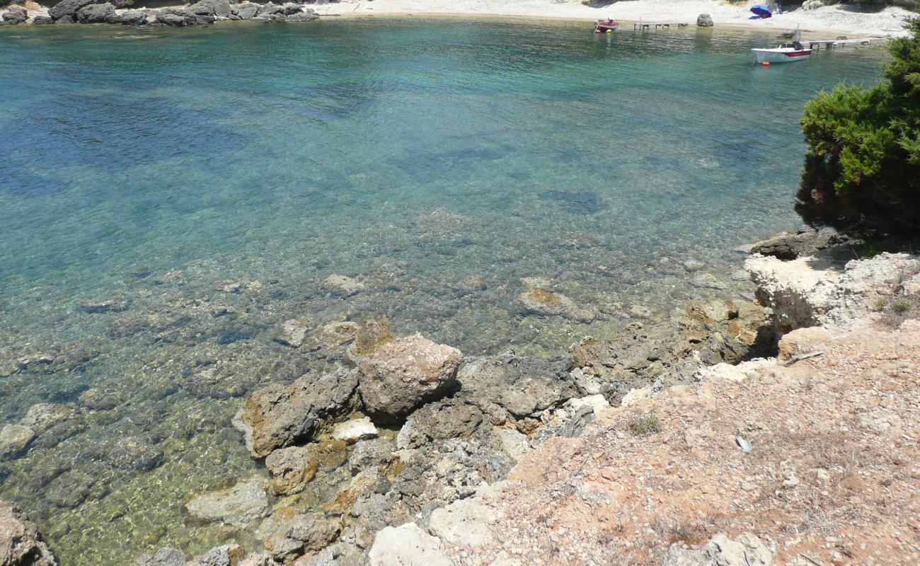 Foto de Korakochori beach con guijarro ligero superficie