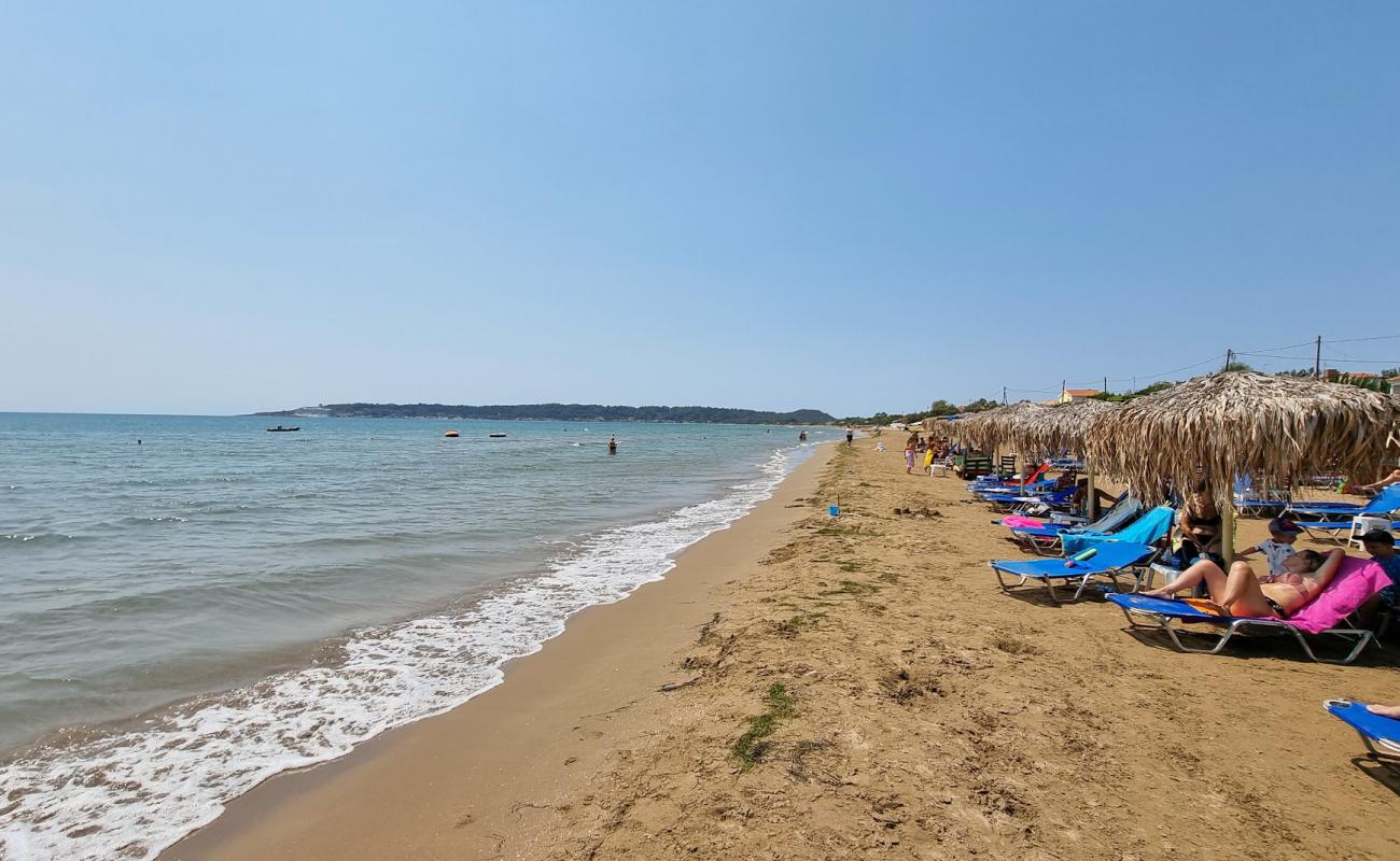 Foto de Paralia Kato Samiko con arena oscura superficie