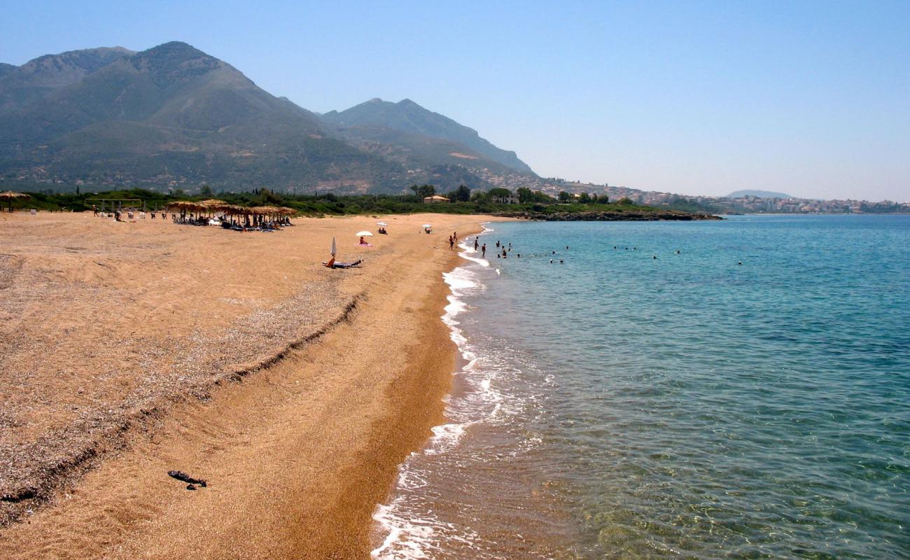 Foto de Sani beach con arena oscura superficie