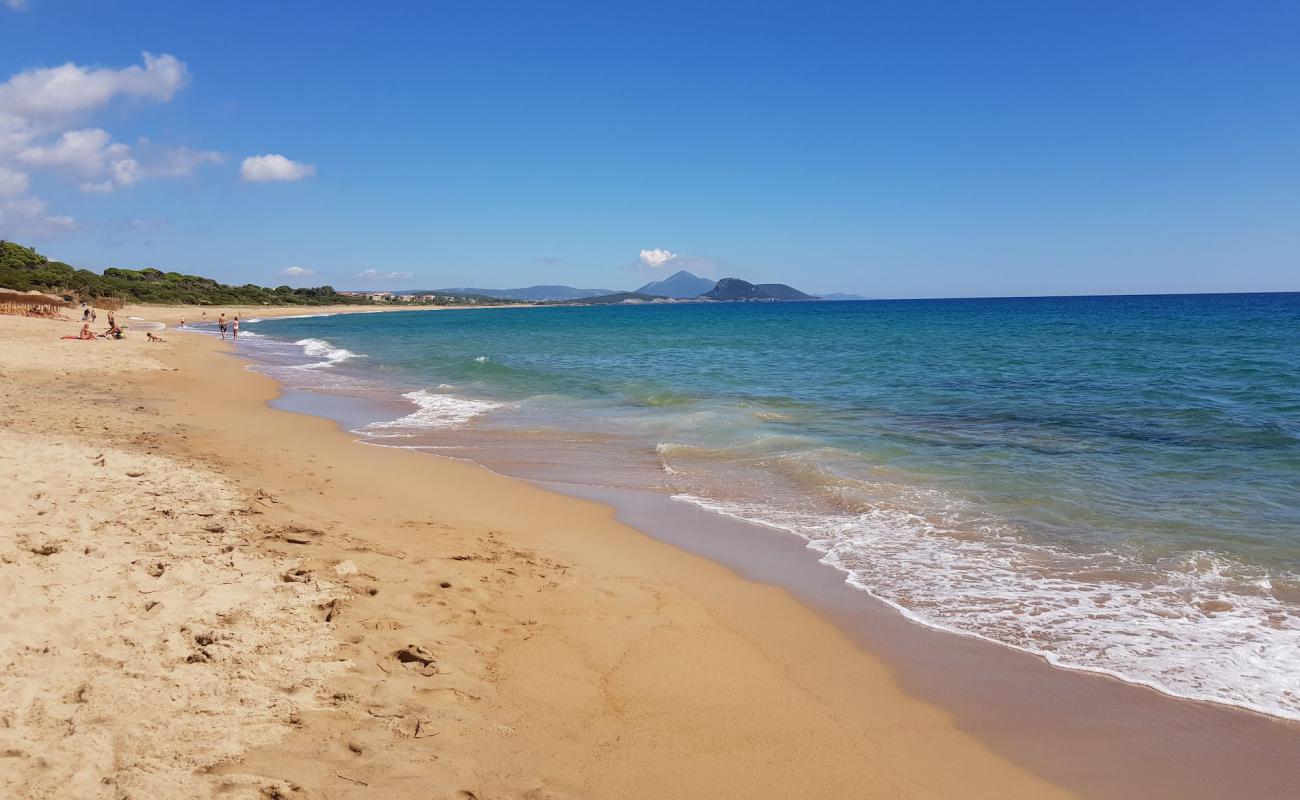 Foto de Playa Rikia con arena oscura superficie