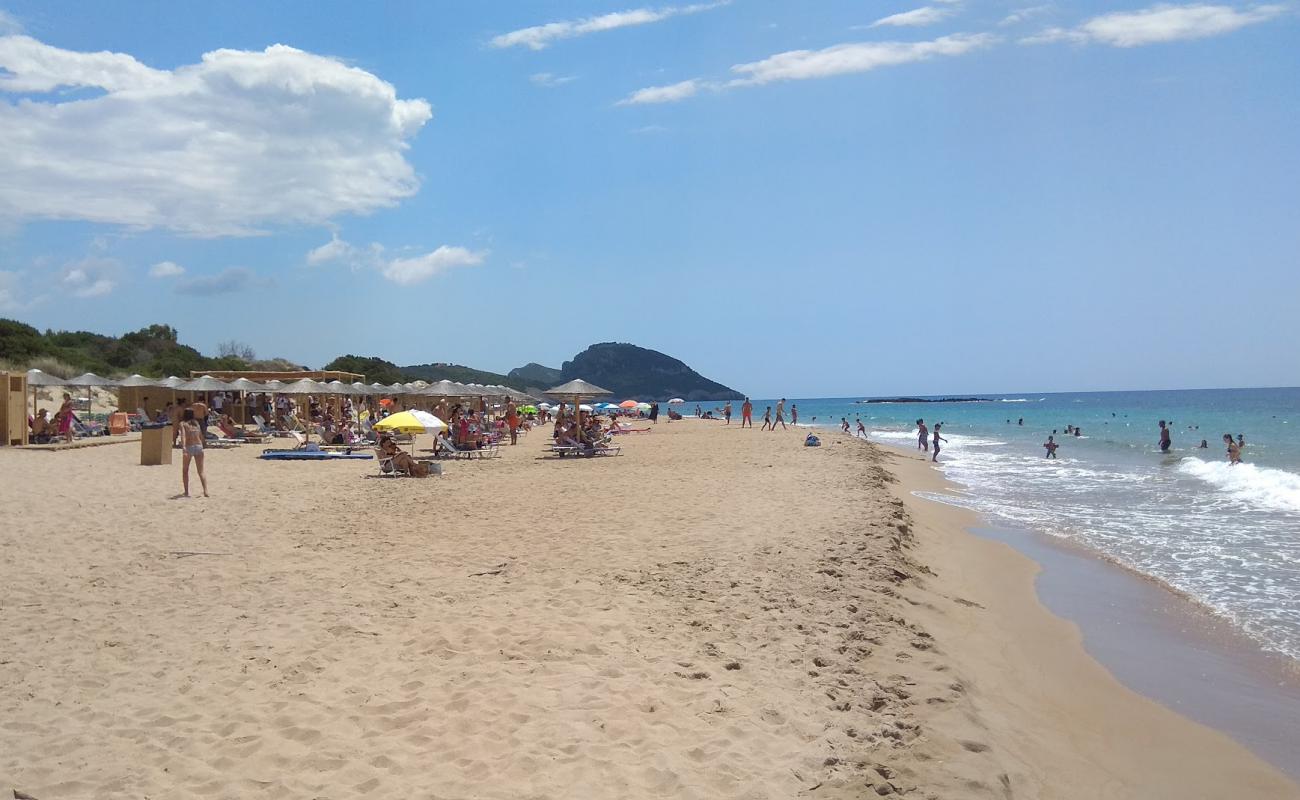 Foto de Romanos beach con arena oscura superficie