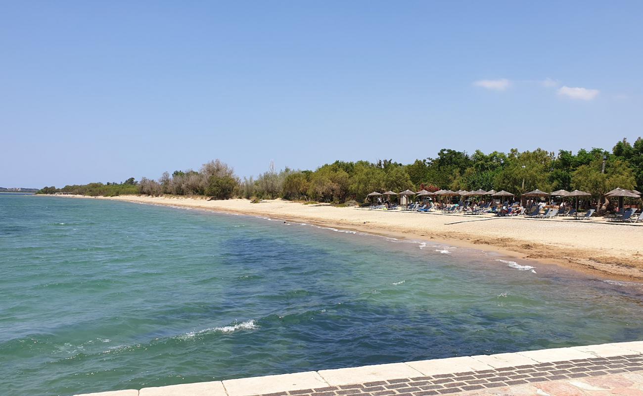 Foto de Paralia Gialova con arena oscura superficie