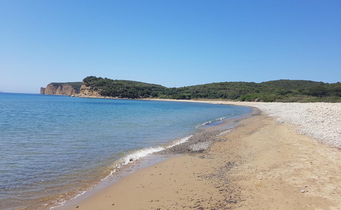 Foto de Koumpares beach con arena oscura superficie