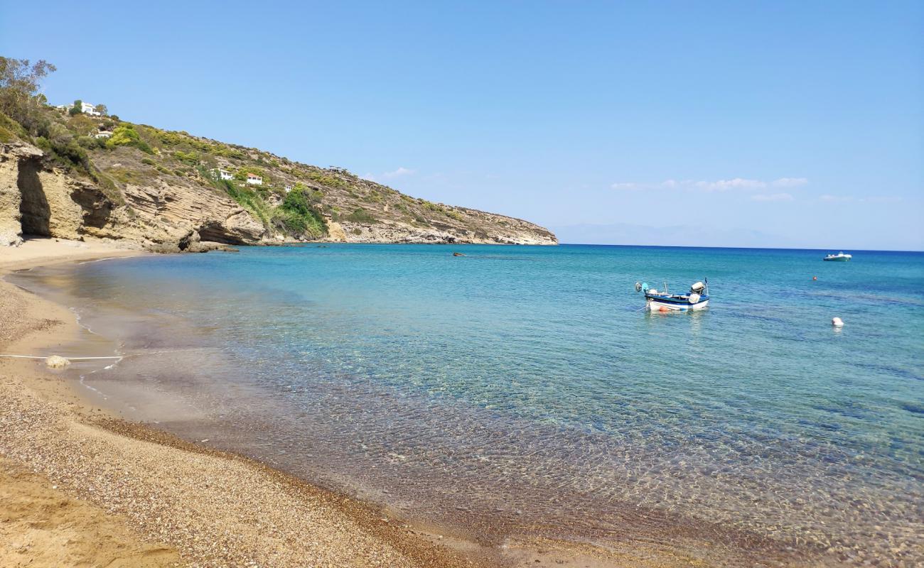 Foto de Paralia Ammoudi con arena oscura superficie