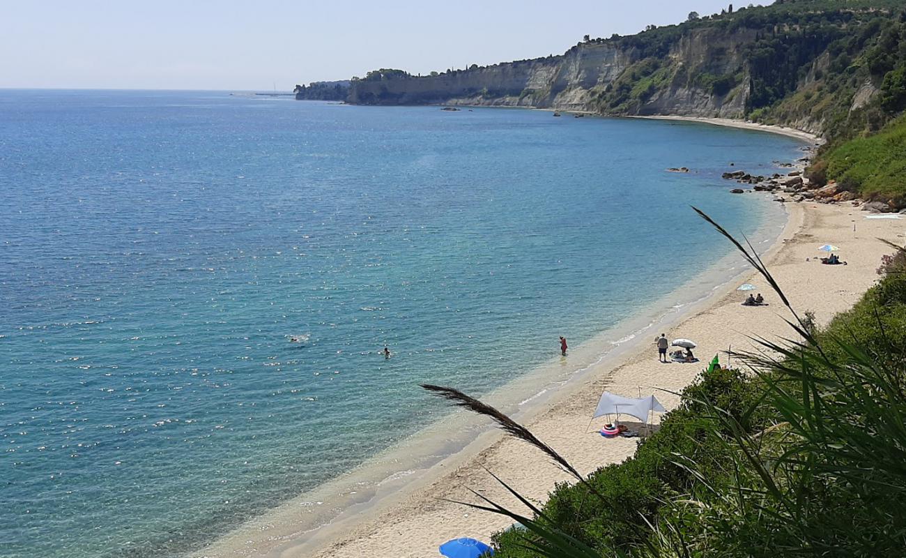 Foto de Agia Triada beach con arena brillante superficie