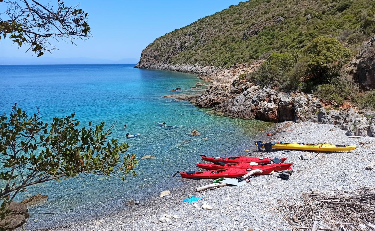 Foto de Dikotaki beach con guijarro gris superficie