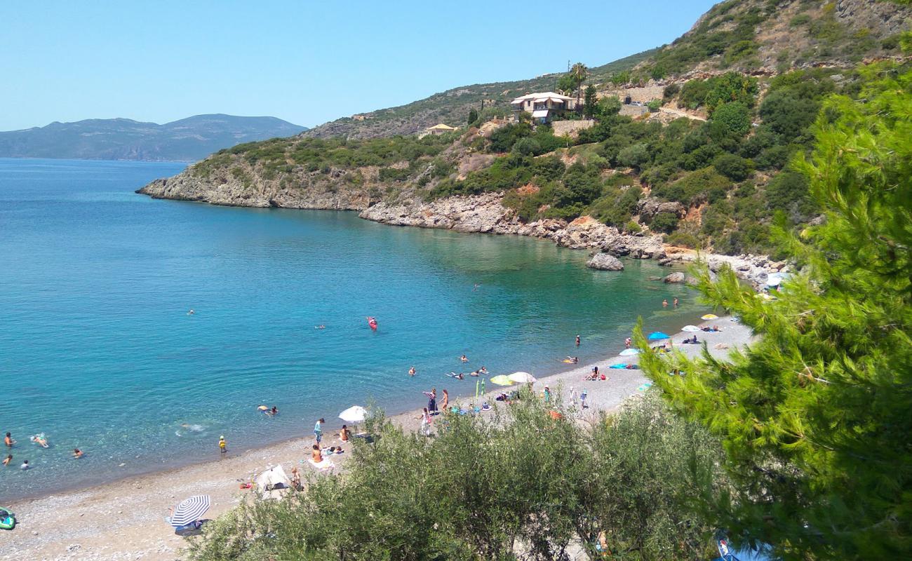 Foto de Delfinia beach con guijarro gris superficie