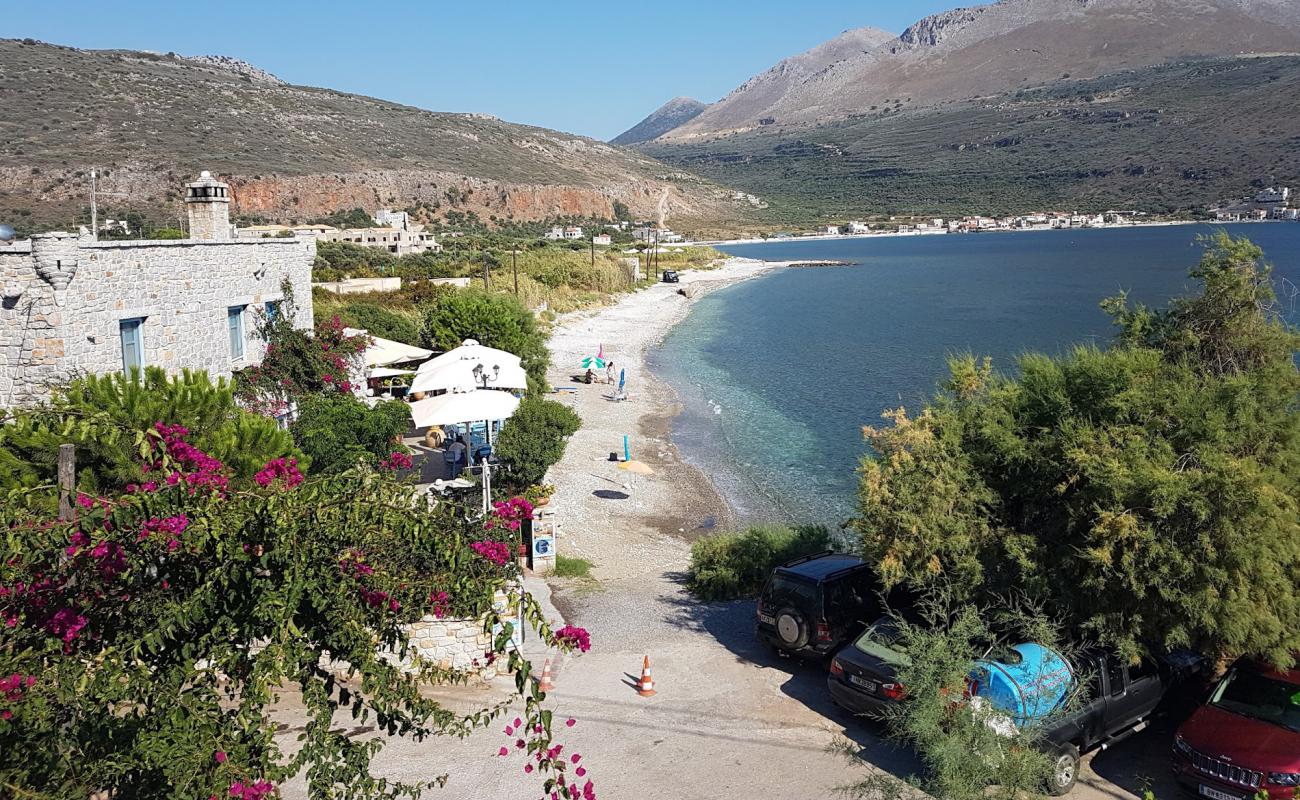 Foto de Paralia Karavostasiou con guijarro gris superficie