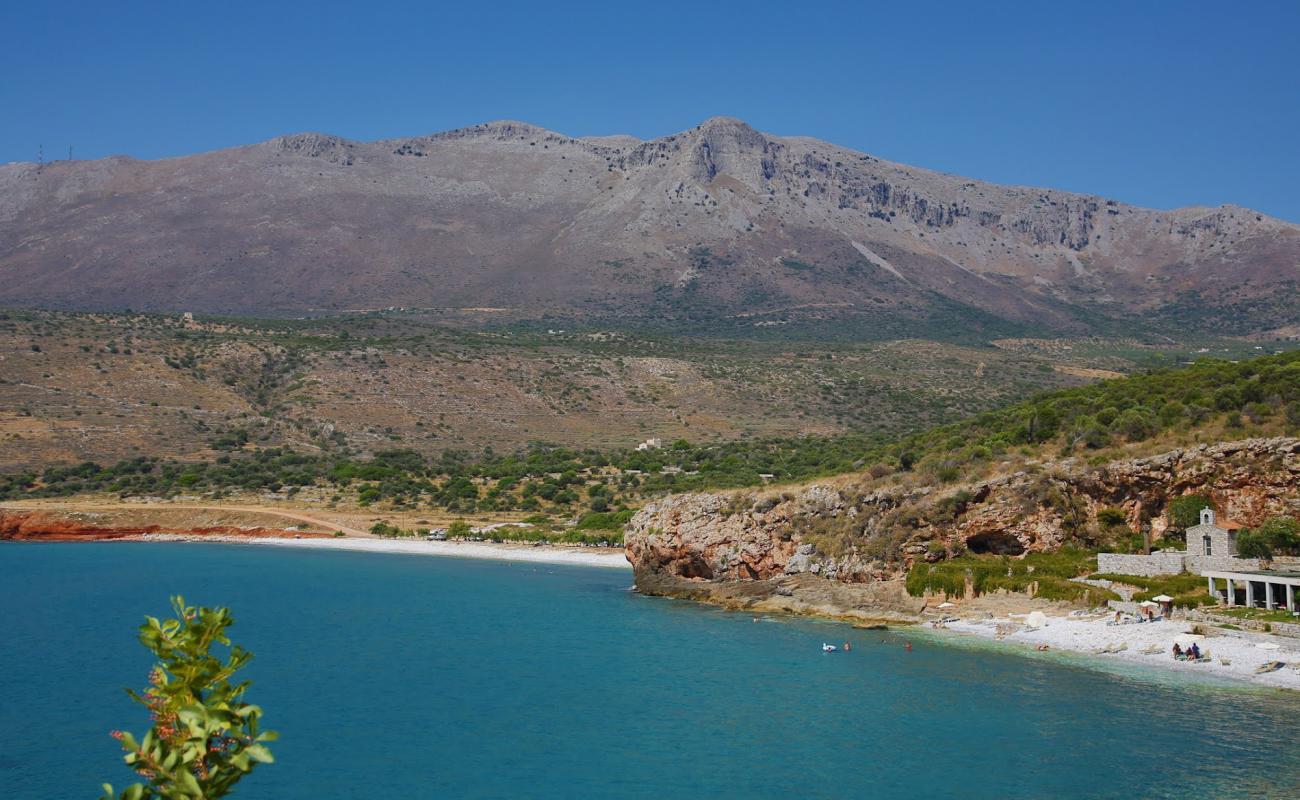 Foto de Paralia Pirgos Dirou con guijarro blanco superficie