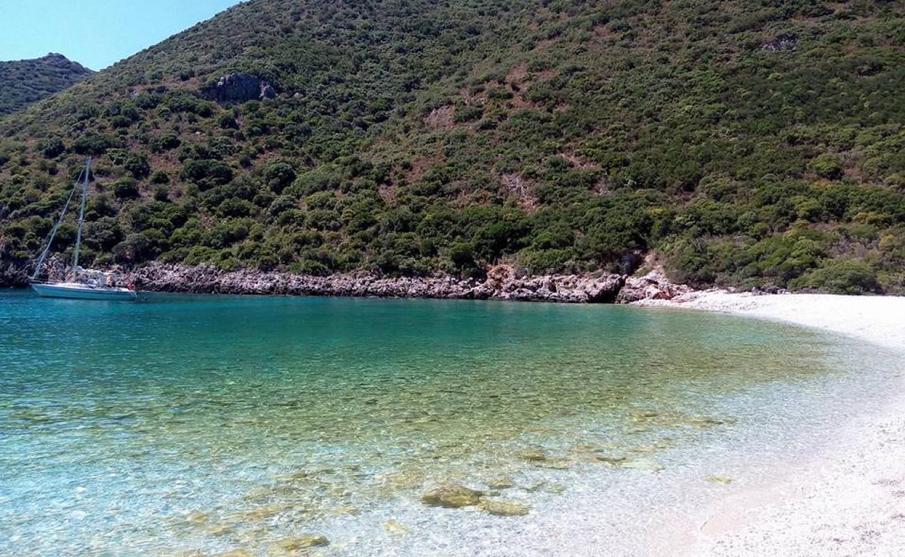 Foto de Antrogialos beach con guijarro blanco superficie