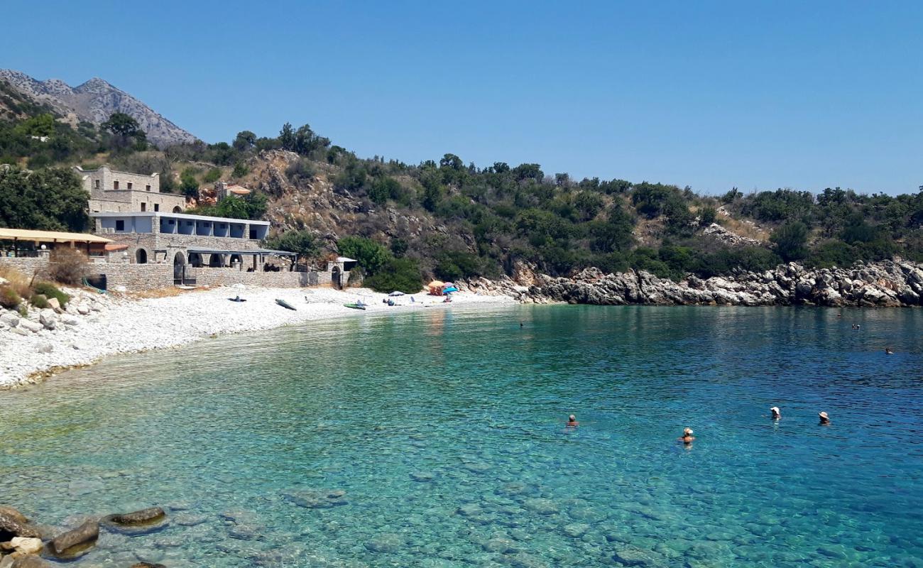 Foto de Laloudes beach con guijarro blanco superficie