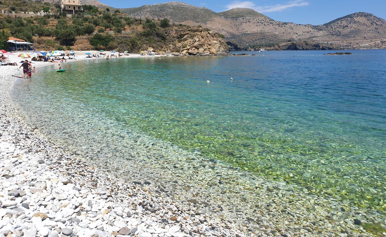 Foto de Vata beach con guijarro fino claro superficie