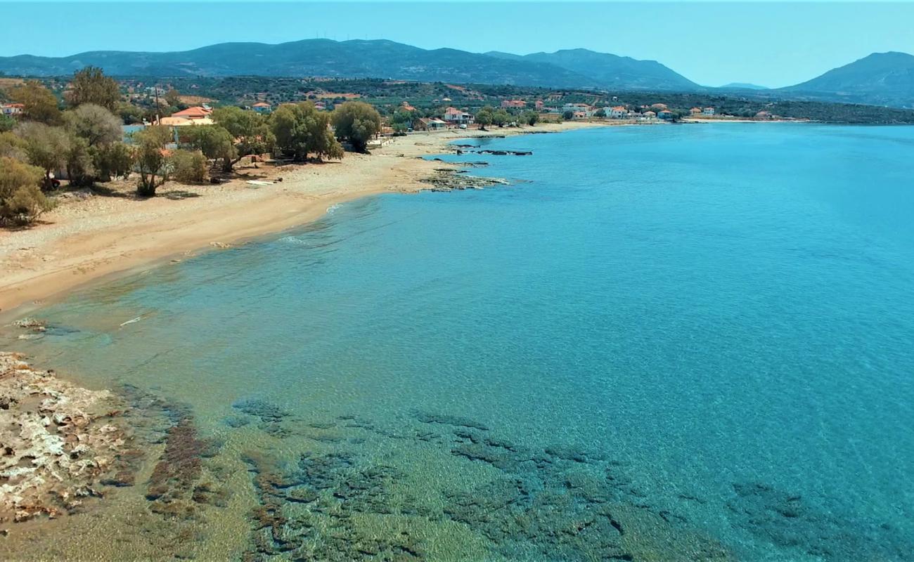 Foto de Marathias beach con arena/guijarros negro superficie