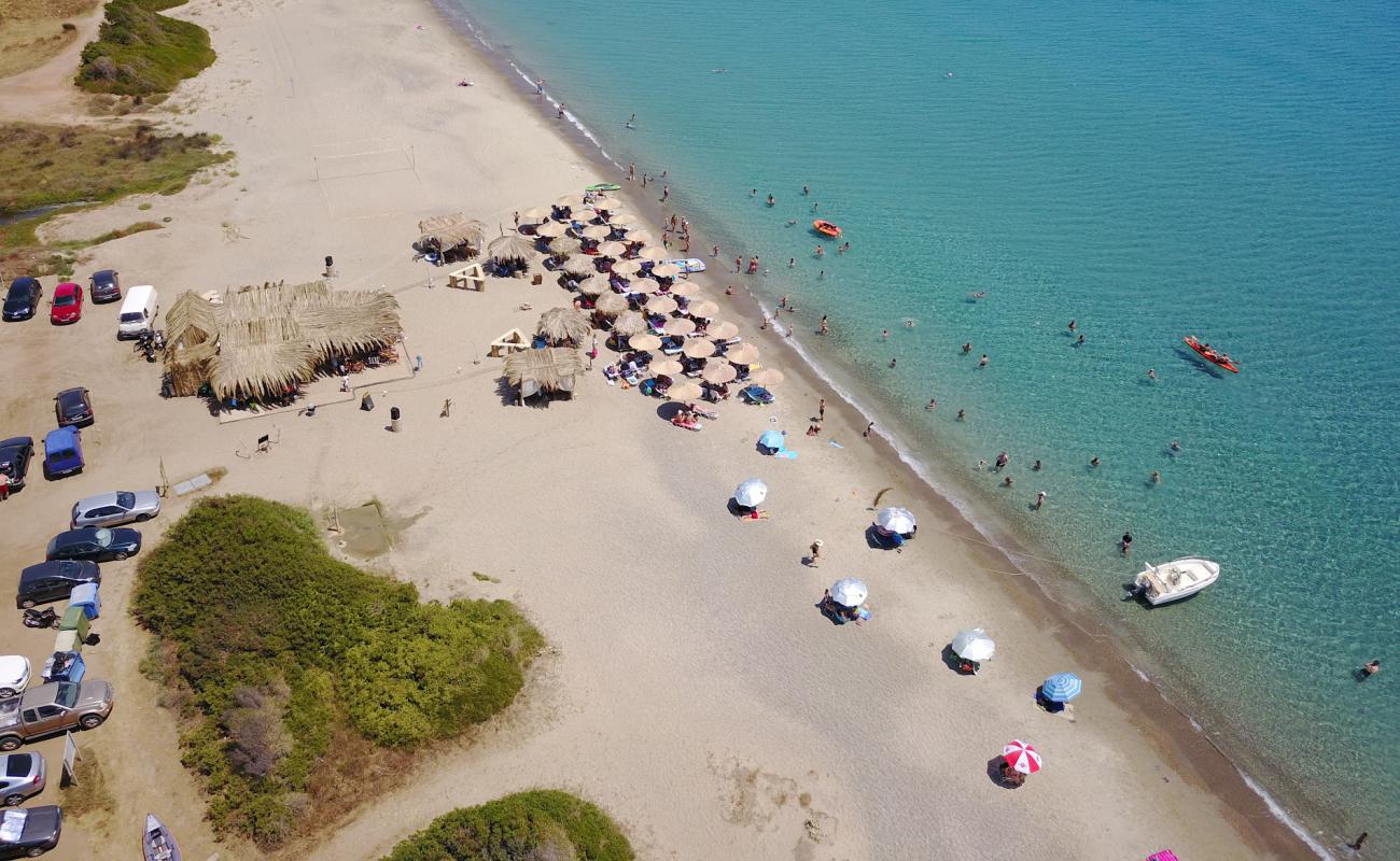 Foto de Maganos beach con brillante arena fina superficie