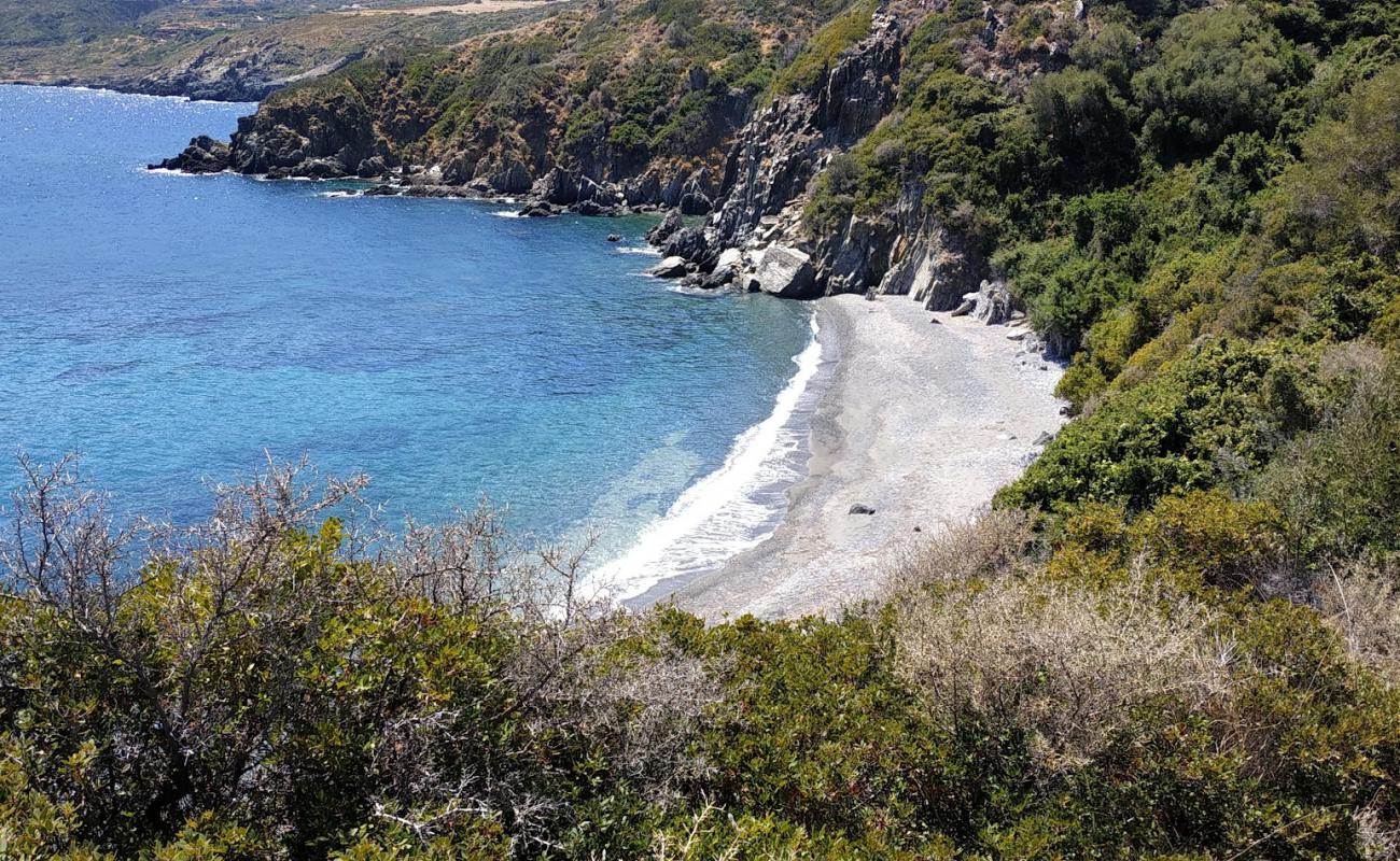 Foto de Agios Georgios beach con guijarro gris superficie