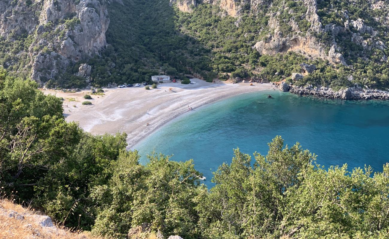 Foto de Vlychada beach con guijarro gris superficie