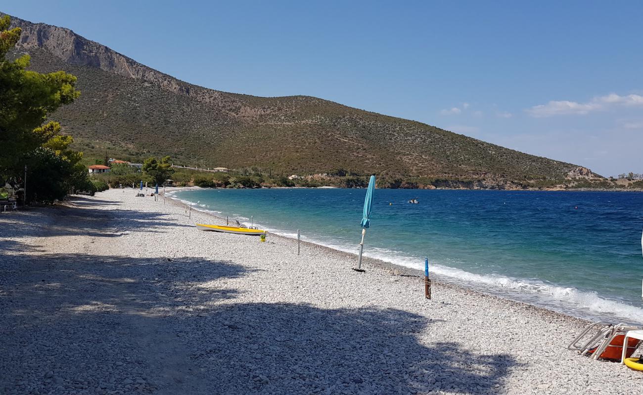 Foto de Zaritsi Beach con guijarro ligero superficie