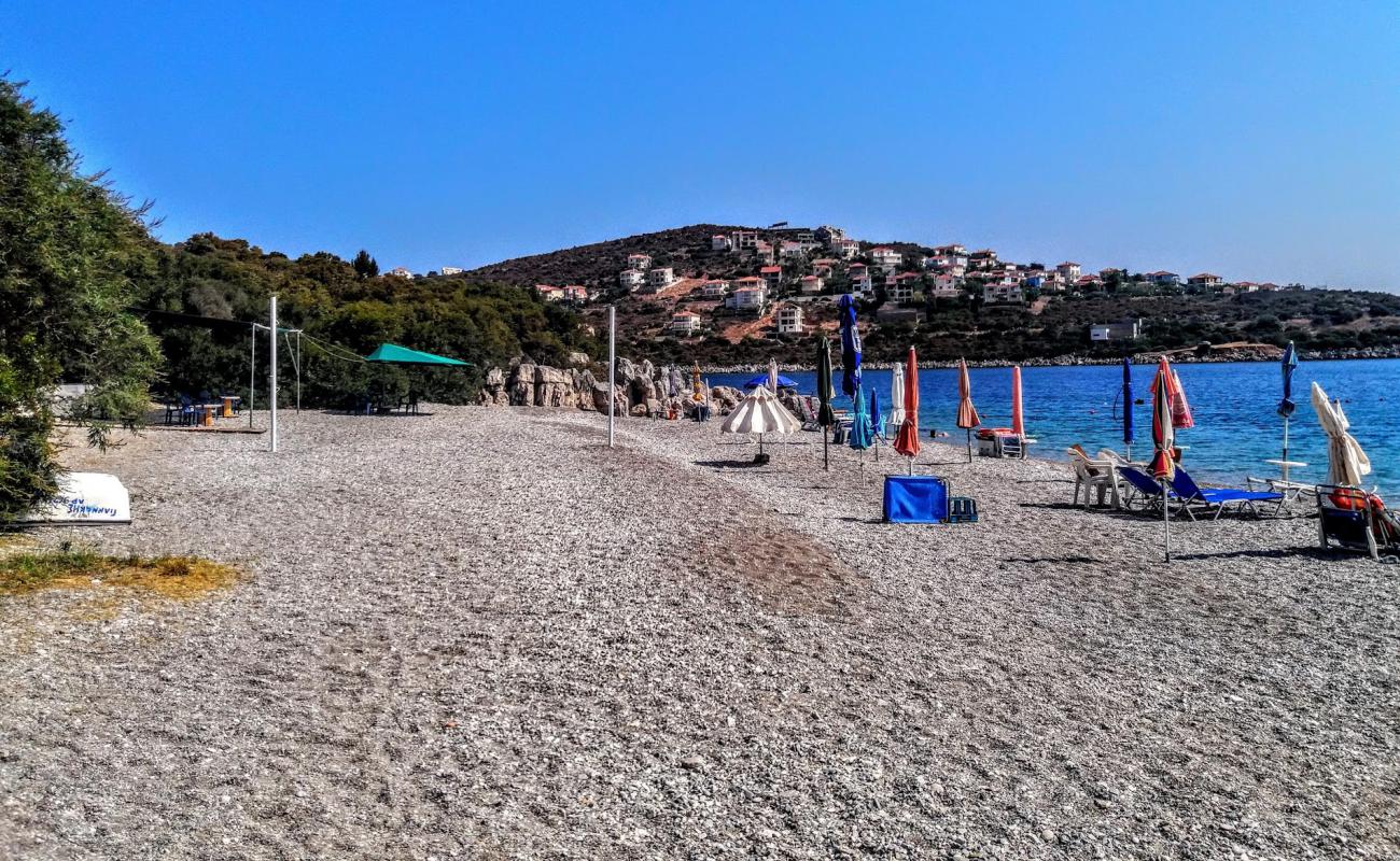 Foto de Rempondina beach con arena fina y guijarros superficie