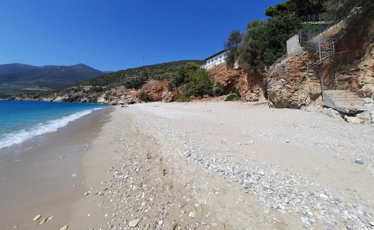 Foto de Paralia Viles con arena/guijarros negro superficie