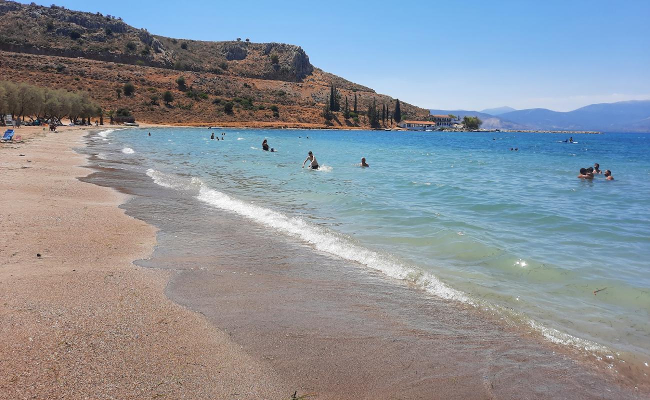 Foto de Karathona Beach con arena oscura superficie