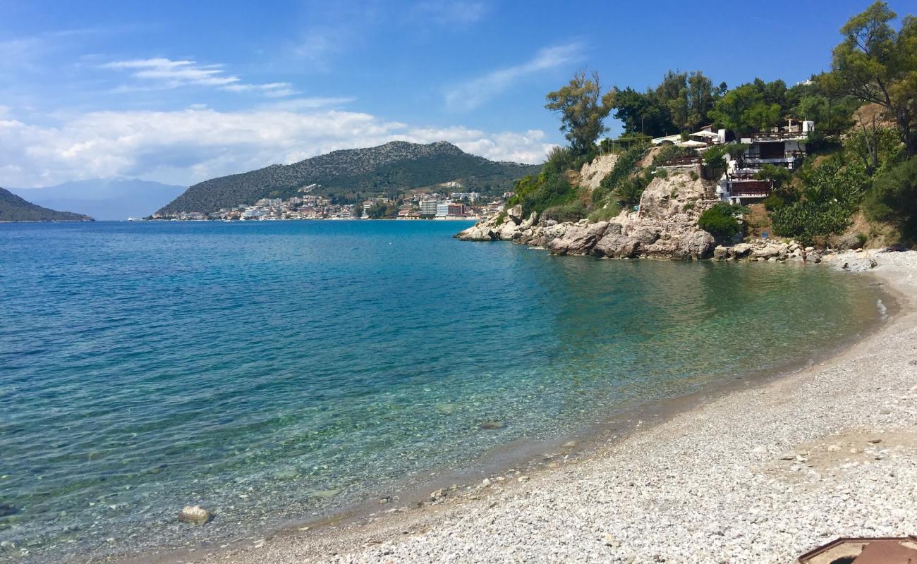 Foto de Asini mikri beach con guijarro ligero superficie