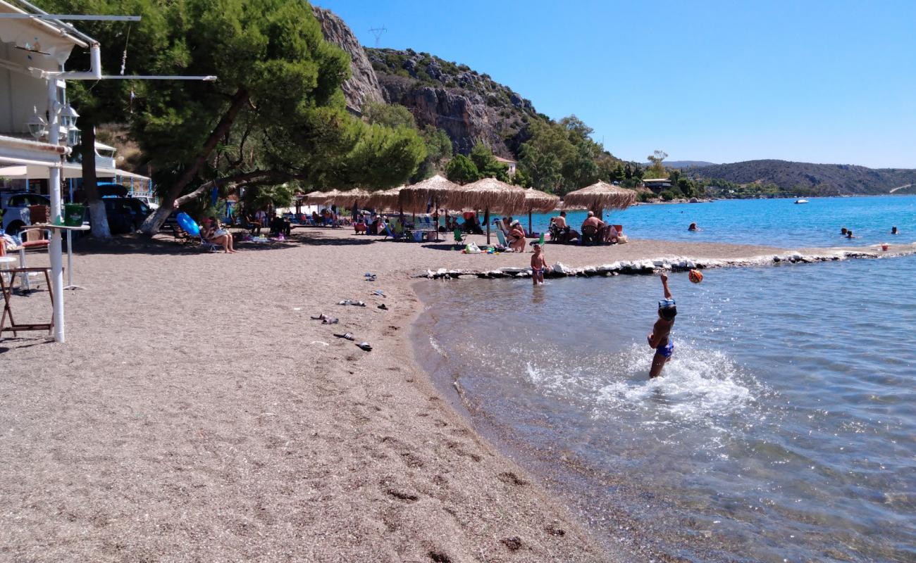 Foto de Paralia Vivariou con guijarro fino oscuro superficie