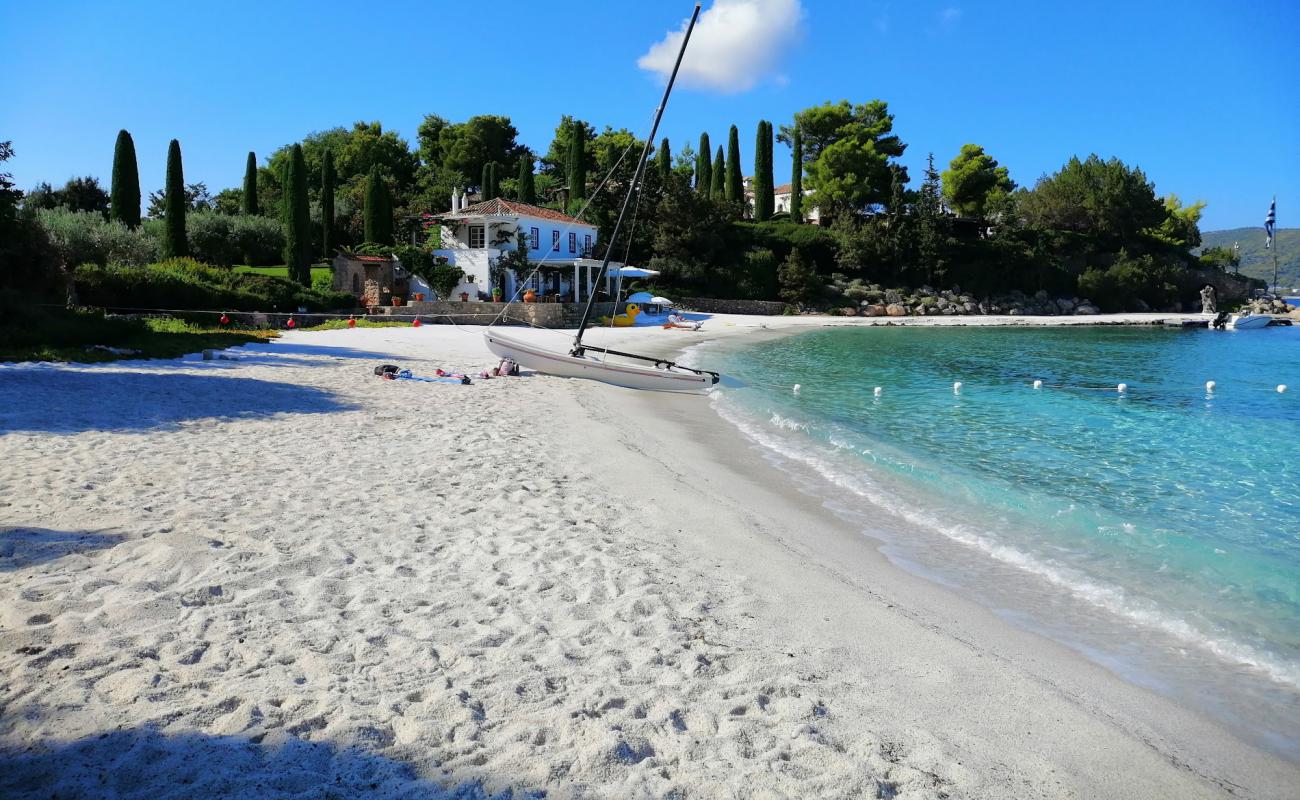 Foto de Paralia Porto Cheli con arena brillante superficie