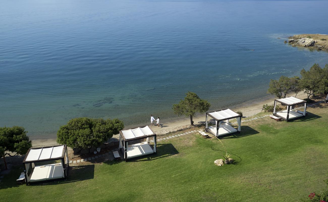 Foto de Akti Idras beach con arena brillante superficie