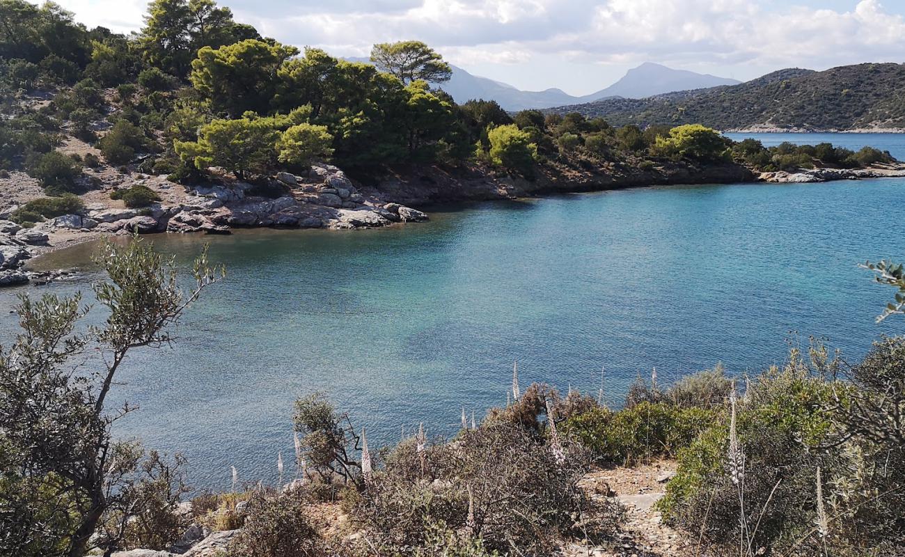 Foto de Gerolimani Poros con arena fina y guijarros superficie